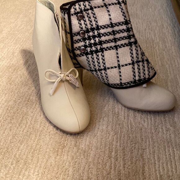 Hot in Hollywood Shoes - Hot in Hollywood Womens Winter White Booties with Spat Covers, Size 7.5M